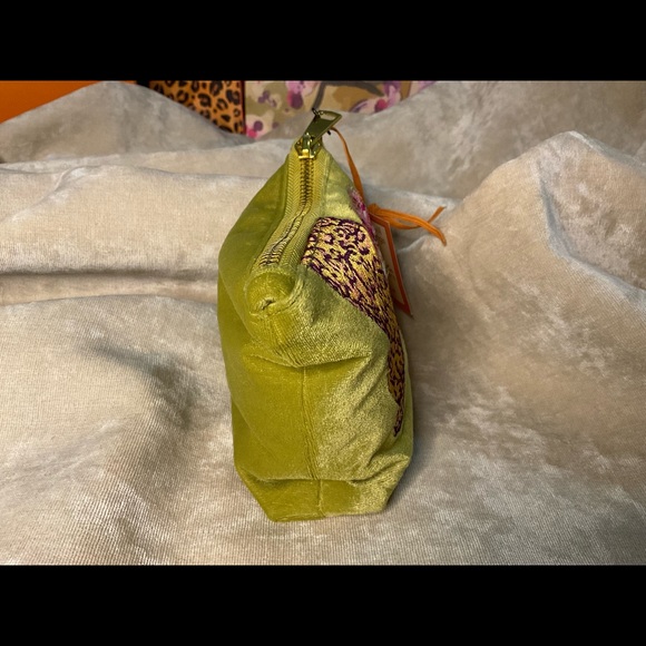 Powder Climbing Leopard Velvet Pouch - Picture 4 of 10